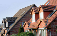 Doppelhäuser, Neubauten mit Dachfenster und Schieferverkleidung unterschiedlicher Färbung - Hans-Heyden-Strasse in Quickborn.