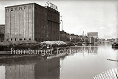 Fabrikationsanlage und Lagergebäude der 1896 gegründeten Leinöl und Firniswerke HOBUM ( Harburger Oelwerke Brinkman & Mergell) am Harburger Ziegelwiesenkanal. Im Hintergrund die Holzhafenklappbrücke. (ca. 1938)