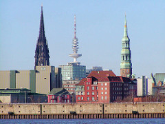Blick über die Norderelbe / Strandhafen zum Strandhafen - in der Bildmitte das alte Gebäude vom Strom- und Hafenamt, lks. der Kaffespeicher am Brooktorkai / Sandtorkai. Im Hintergrund Türme der Hansestadt Hamburg - in der Mitte der Fernsehturm /