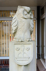 Eulenskulptur mit Quickborner Wappen.