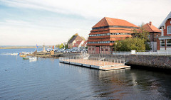 Pagodenspeicher am Neustädter Binnenwasser - historischer Getreidespeicher, erbaut 1830.