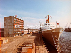 Das Kreuzfahrtschiff Vistafjord im Kaiser-Wilhelm-Hafen vor Schuppen 73 im Hamburger Hafen. ( 1988 )