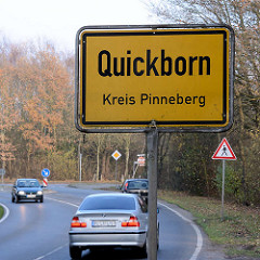 Ortsschild Quickborn, Kreis Pinneberg - fahrende Autos.