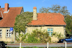 Backsteinhaus, Ziegelarchitektur in Neustadt, Holstein - verfallenes Haus / renovierungsbedürftig.