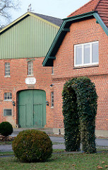 Bauernhof in Quickborn - Scheune mit Holztor, Schild erbaut ANNO 1909.