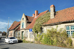 Backsteinhäuser, Ziegelarchitektur in Neustadt, Holstein - verfallenes Haus / renovierungsbedürftig.