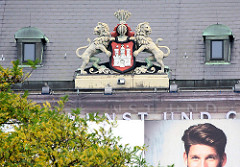 Wappen der Hansestadt Hamburg am Museum für Kunst und Gewerbe am Hamburger Hauptbahnhof im Stadtteil St. Georg.