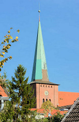 Kirchturm Stadtkirche in Neustadt, Holstein - Backsteingotik, erbaut im 14. Jahrhundert.