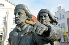 Bronzeskulptur Fischer von Serge Mangin auf dem Marktplatz von Neustadt in Holstein.