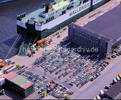 Laderampe eines RoRo-Schiffs im Kaiser-Wilhelm-Hafen am Kronprinzenkai - abgestellte PKW sind für den Schiffstransport vorgesehen. ( ca. 1996 )