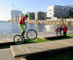 Fahrrad-Akrobatik / Mountainbike-Freestyle an den Marco-Polo-Terrassen am Grasbrookhafen in der Hafencity Hamburgs.
