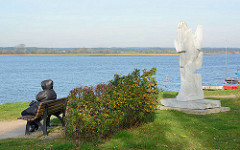 Seeufer vom Neustädter Binnensee - re. Marmorskulptur des Neustädter Kunstkilometer am Binnensee, Promenade -  Segel und Möwen – Pierre Schumann.