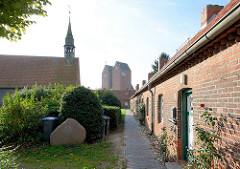 Hospitalanlage mit Hospitalkirche von 1408 in Neustadt, Holstein.
