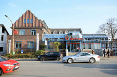 Klinkerarchitektur und moderner Glasanbau - Gewerbegebäude in der Kieler Strasse Quickborn.
