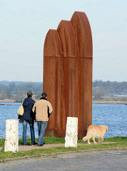 Stahlskulptur am Ufer des Neustädter Binnensees - Metallskulptur "Hausungen", Bildhauer Winni Schaak.