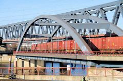 Eisenbahnbrücke über den Oberhafenkanal / Billehafen in Hamburg Rothenburgsort - ein Güterzug mit Containern beladen überquert die Brücke.