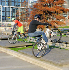 Fahrrad-Akrobatik / Mountainbike-Freestyle an den Marco-Polo-Terrassen am Grasbrookhafen in der Hafencity Hamburgs.