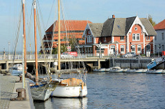 Segelschiffe im Hafen von Neustadt / Holstein - im Hintergrund der 1830 erbaute Pagodenspeicher am Neustädter Binnenwasser.