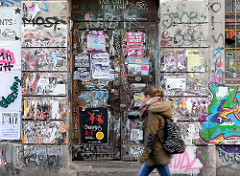 Hauseingang mit Grafitti + Ankündigungsplakaten - Bernhard Nocht Strasse in Hamburg St. Pauli.