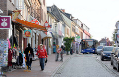 Geschäftsstrasse in Neustadt / Holstein - Einbahnstrasse, Brückstrasse / Geschäfte.