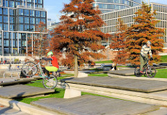 Fahrrad-Akrobatik / Mountainbike-Freestyle an den Marco-Polo-Terrassen am Grasbrookhafen in der Hafencity Hamburgs.