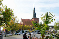 Marktplatz von Neustadt in Holstein - Backsteingotik der Stadtkirche.