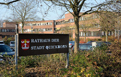 Schild Rathaus der Stadt Quickborn, Wappen von Quickborn.