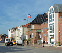 Historische und moderne Wohnhäuser / Geschäftshäuser in der Lienaustrasse von Neustadt in Holstein.