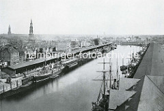 Luftaufnahme vom Sandtorhafen / Sandtorkai, Kaiserkai, Brooktorviertel im historischen Hamburg - Wohnhäuser hinter den Kaischuppen am Sandtorkai, Frachter und Schuten  liegen am Kai; Segelschiffe am Kaiserkai. ( ca. 1870 )