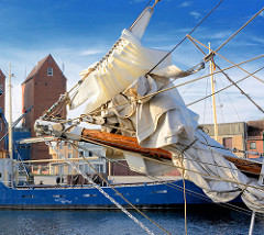 Bugspriet mit gerefftem Segel - Seglschiff im Hafen von Neustadt / Holstein.