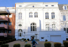Historische weisse Villa mit Stuckverzierung - Wohnhäuser in Hamburg Harvestehude.