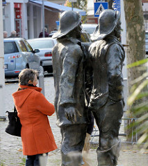 Bronzeskulptur Fischer von Serge Mangin auf dem Marktplatz von Neustadt in Holstein.