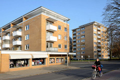 Mehrstöckige Wohnblocks mit gelber Ziegelfassade / Balkons - flache Ladengeschäfte; Harksheider Weg / Quickborn.