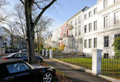 Stadtvillen, parkende Autos - vornehme Wohnstrasse im Hamburger Stadtteil Harvestehude.