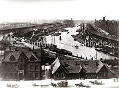 Dicht an dicht liegen die Frachtschiffe und Schuten im Sandtorhafen am Kaiserkai und Sandtorkai - auf der Strasse fahren leere und beladene Pferdefuhrwerke. (ca. 1905)