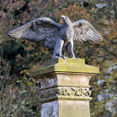 Gusseiserner Adler mit ausgebreiteten Flügeln - Gedenkstein für die Gefallenen des Krieges 1870/71 gegen Frankreich; Kieler Strasse / Quickborn.