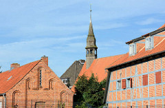 Historische Backsteingebäude - Glockenturm der 1408 errichteten Hospitalkirche von Neustadt in Holstein.