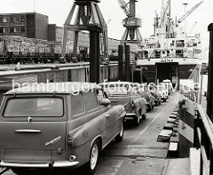 Das Roll on Roll off (RoRo) Schiff ALSTER hat seine Heckklappe geöffnet - über die Laderampe wird der Frachter mit dem SKODA Kombi Octavia beladen. ( 1969 )