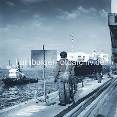 Festmacher am Burchardkai, Container Terminal - ein Frachtschiff wird mit einem Schlepper an die Kaianlage geschleppt. ( ca. 1975 )