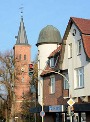 Modernisierte historische Architektur, Wohn- und Geschäftshaus, Kieler Strasse / Quickborn; Kirchturm der Marienkirche.