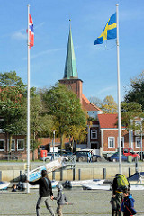 Hafenpromenade in Neustadt / Holstein - Kirchturm der Stadtkirche.