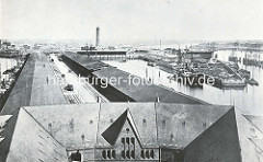 Blick vom Kaispeicher auf den Grasbrookhafen und die Lagergebäude am Kaiserkai im Sandtorhafen - die Schuppen am Dalmannkai des Grasbrookhafen sind fertiggestellt - die Kaianlage am Hübenerkai / Strandkai ist noch im Bau - im Hintergund der