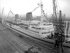 Kreuzfahrtschiff / Passagierschiff EUROPA im Hamburger Hafen - die EUROPA hat am O'Swaldkai im Hansahafen festgemacht. ( 1970 )