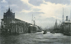 Historische Bilder aus dem Hamburger Hafen - Blick auf den Kirchenpauerkai an der Norderelbe; Frachter liegen am Kai - andere Frachtschiffe liegen an Dalben in der Elbe und werden über Schuten be- und entladen. ( ca. 1915)