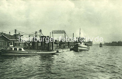 Barkasse und Fahrgastschiff am Sandtorhöft / Landspitze vom Sandtorhafen - im Hintergrund die Helgen der Reiherstieg - Deutsche Werft. ( ca. 1925 )