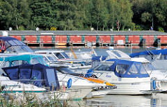 Sportboote am Ufer des Malchower Sees - Bootshäuser am Seeufer.