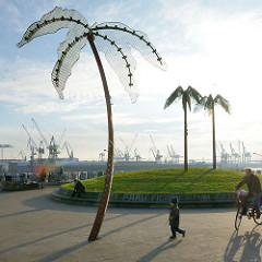 Park Fiction, Hamburg St. Pauli - Grünanlage an der Elbe; Kräne von Werft und Hafen im Hintergrund.