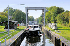 Schleuse in Mirow - Teil der Müritz Havel Wasserstrasse; technisches Denkmal / Höhenunterschied von 3,50m. Ein Motorboot liegt in der Schleusenkammer und wartet auf das Ausfahrsignal.