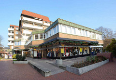 Architektur der 1970er Jahre; Wohnhäuser und Geschäfte / Passage am Freibad in Quickborn.