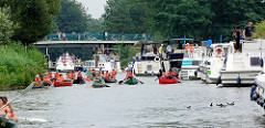 Diemitzer Schleuse im Müritz-Havel-Kanal - Sportboote warten auf die Einfahrt; Kanus haben die Schleusenkammer verlassen.